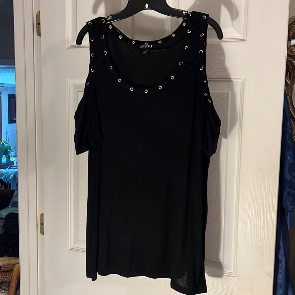 Roz&Ali cold shoulder short sleeve sweater